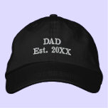"Pap Est. JAAR" Modern Minimalist Cool Simple Geborduurde Pet<br><div class="desc">Dit coole pet is voor je coole vader. "Pap Est. 20XX" leest de geborduurde tekst, in vet, moderne typografie. Pas aan met het jaar van de geboorte van het eerste kind om de speciale datum te markeren waarop hij vader werd. Een eenvoudige en tijdloze look. Een geweldig cadeau voor je...</div>