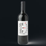 Pap Fuel Funny Vaderdag Birthday - gepersonaliseer Wijn Etiket<br><div class="desc">Dad Fuel Funny Vaderdag Verjaardag Gepersonaliseerde naam Wijn & mousserende wijn Labels bevat "Dad Fuel" in modern zwart schrift met een brandstofindicator. Gepersonaliseerd met jouw namen door de tekst in het tekstvak te bewerken. Perfect cadeau voor Vaderdag,  kerst,  verjaardag en nog veel meer. Creëer door ©Evco Studio www.zazzle.com/store/evcostudio</div>