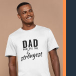 Pap, je bent de sterkste vaderdag. t-shirt<br><div class="desc">Pap,  jij bent de sterkste Vader Dag T-Shirt. Sterkste pap t-shirt. De tekst is een zwarte moderne typografie. U kunt om het even welke tekst veranderen of het wissen. Een perfect cadeau voor een vader of een nieuwe vader op de dag of de verjaardag van een vader.</div>