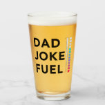 Pap Joke Fuel Funny Fathers Dag Glas<br><div class="desc">Cute en grappig bierglas met tekst die "pap grap brandstof" zegt in vette lettertypen met een brandstofmeter naast het glas. Ideaal voor een vaderdag-cadeau.</div>