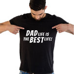 Pap Life is de beste prijs voor vader in het leven T-shirt<br><div class="desc">Pap Life is de Beste Vader Quote Black T-Shirt. Dit T-shirt is het perfecte cadeau voor elke vader die weet dat vader zijn het beste is dat hij ooit heeft overkomen. In het ontwerp staat het citaat "Papa-leven is het beste leven" in witte, vette letters die elke vader zullen laten...</div>