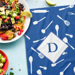 Pap Monogram Blue Kitchen Towel Theedoek<br><div class="desc">Deze blauwe keukenhanddoek is voorzien van een patroon van kookgerei. Voeg gewoon je initiaal toe.</div>