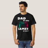 Pap tegen dag Gamer bij nacht T-shirt (Voorkant volledig)
