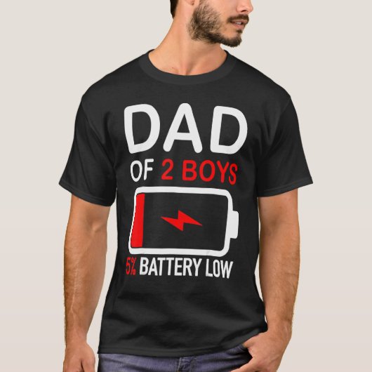 Pap van 2 jongens 5 Battery Low Son Fathers Day Ma T-shirt (Voorkant)
