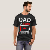 Pap van 2 jongens 5 Battery Low Son Fathers Day Ma T-shirt (Voorkant volledig)