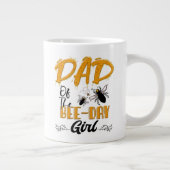 Pap van bijendag-meisje-hive-partij die de verjaar grote koffiekop (Rechts)