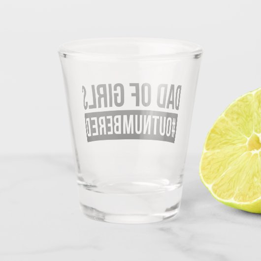 Pap van meisjes #Outnumed Shot Glas (Achterkant)