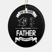 Pap van tweelingen als een normale vader, twee kee keramisch ornament (Links)