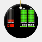 Pap van Twins Low Battery Funny Design Keramisch Ornament (Achterkant)