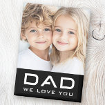 Pap we houden van je vaderdag foto zwart magneet<br><div class="desc">Koelkastmagneet met de tekst "Dad" in een modern lettertype met aanpasbare tekst "we love you" hieronder. Hierboven is een aanpasbare fotosjabloon. Standaardkleuren zijn zwart en wit,  maar alle kleuren kunnen worden aangepast in het ontwerpgereedschap.</div>