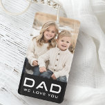 Pap we houden van je vaderdag foto zwart sleutelhanger<br><div class="desc">Sleutelhanger met de tekst "Dad" in een modern lettertype met aanpasbare tekst "we love you" hieronder. Hierboven is een aanpasbare fotosjabloon. Standaardkleuren zijn zwart-wit,  maar alle kleuren kunnen worden aangepast in het ontwerpgereedschap.</div>