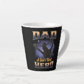 Papa A Son's eerste hero Latte Mok (Rechterhoek)