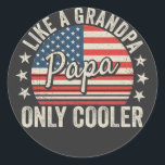 Papa als een opa alleen koelere vlag van de VS Ronde Sticker<br><div class="desc">Papa als een opa Alleen Cooler vaderschap  USA Flag Funny Crew Grafisch ontwerp Gift Classic Ronde Stickers Classic Collectie.</div>