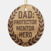 Papa: Beschermer, Mentor, Held: Gegraveerde Afbeel Keramisch Ornament (Links)