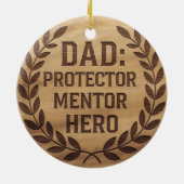 Papa: Beschermer, Mentor, Held: Gegraveerde Afbeel Keramisch Ornament (Achterkant)