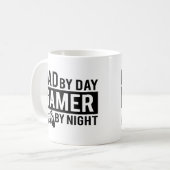 Papa bij dag gamer bij nacht word art koffiemok (Voorkant links)