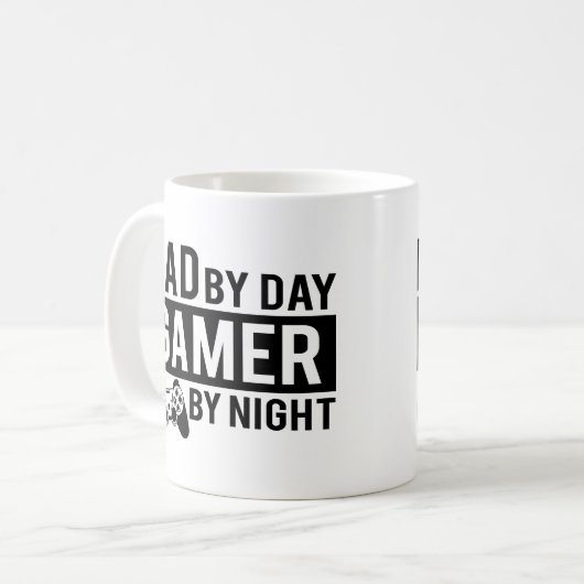 Papa bij dag gamer bij nacht word art koffiemok (Voorkant links)