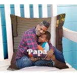 Papa | Boho-tekstbedekking met twee foto's Kussen<br><div class="desc">Dit eenvoudige en stijlvolle kussen voor je vader of grootvader bevat twee van je persoonlijke familiefoto's, samen met het woord "Papa" in boho white modern typografie en een plek om je namen toe te voegen en het jaar op de rug. De tekst zoals voorgesteld zegt "we houden zoveel van je",...</div>