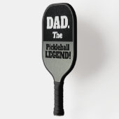 Papa de legende grappenmaakster die zwart praat ov pickleball paddle (Links)