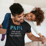 Papa de Man de mythe de legende T-shirt<br><div class="desc">Populaire vaderdag T-Shirt met het woord "PAPA" in een blauw gradiënttypografisch lettertype en het coole gezegde "het man,  de mythe,  de legende".</div>