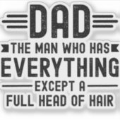 Papa de man die alles heeft behalve een volle bos sticker (Voorkant)