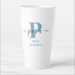 Papa Elegant Script Monogram Blue White Latte Mok<br><div class="desc">De laatste mok voor een nieuwe vader of een oude vader! die je kunt personaliseren met de datum waarop ze grootvader werden. Dit trendy minimalistische design heeft een modern kleurenpalet blauw, zwart en wit. Het heeft een Papa-monogram, met de letter P van het initiaal en de naam papa, geschreven in...</div>