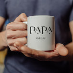 Papa Est. Datum met kindernamen | Moderne tekst Koffiemok<br><div class="desc">Deze elegante, moderne zwarte en witte mok bevat een gedurfde, decoratieve tekst die "Papa" zegt, met een vlek voor je om het jaar toe te voegen dat hij voor het eerst vader of grootvader werd. Aan de andere kant van de mok kun je de namen van zijn kinderen of kleinkinderen...</div>