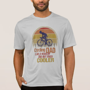 Papa fietsen als een gewone vader, maar veel koele t-shirt