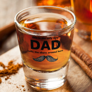 Papa geeft de lakens uit   Grappig shotglas voor p Shot Glas