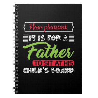 Papa geeft het voor een vader. notitieboek