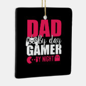 Papa geeft papa 's avonds een dagengozer. keramisch ornament (Rechts)