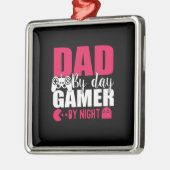 Papa geeft papa 's avonds een dagengozer. metalen ornament (Links)