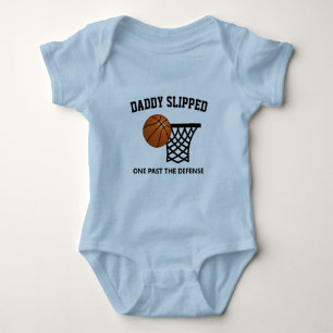 Papa gleed een langs de baby van de defensiemanker romper