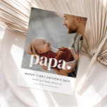 Papa Hart - Eerste Vaderdag fotokaart Kaart<br><div class="desc">Een eenvoudige eerste Vaderdag kaart met je eigen foto en het woord 'papa' over de bovenkant,  samen met een klein hart. U kunt alle tekst plus de kleur van de tekst in dit ontwerp bewerken.</div>