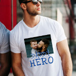 Papa Hero Pap en Kind Aangepaste Foto T-shirt<br><div class="desc">Papa Hero Papa en Kind Aangepaste Foto T-Shirt. De tekst is in blauwe eenvoudige handgetekende doopvonten. Voeg je foto toe. Je kunt papa veranderen in papa,  papa,  pap...  Geweldig geschenk voor een vader voor Vaderdag,  verjaardag of Kerstmis.</div>