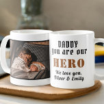 Papa Hero Vader's Dag Foto Koffiemok<br><div class="desc">Papa je bent Hero Vader's Dag Familie Foto Koffie Mok. Van dochter of zoon tot de speciale held in hun leven. Voeg uw foto en namen toe. Je kunt papa veranderen in papa,  papa,  pap...  Een perfect cadeau en een cadeau van een lieve Vader voor papa.</div>