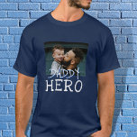 Papa Hero White Typografie Pap Foto T-Shirt<br><div class="desc">Papa Hero White Typografie Pap Foto T-Shirt. De tekst is in witte eenvoudige handgetekende doopvonten. Voeg je foto toe. Je kunt papa veranderen in papa,  papa,  pap... </div>