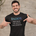 Papa het Man de mythe de legende T-shirt<br><div class="desc">Populaire vaderdag T-Shirt met het woord "papa" in een blauw verloop typografisch lettertype en het coole gezegde "het man,  de mythe,  de legende".</div>