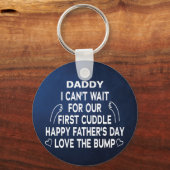 Papa ik kan niet wachten op onze eerste knuffelend sleutelhanger (Voorkant)