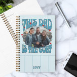 Papa is de Geit Foto Blauw Rood Retro Planner<br><div class="desc">Fotocadeau voor vader van zijn kinderen of kind om hem te laten weten dat hij de grootste aller tijden is! Leuk retro design met trendy freeform typografie, liefdesharten en kleurenpalet. Gebruik de personalisatie-sjabloon om uw foto toe te voegen en aan te passen aan perfectie en voel je vrij om het...</div>