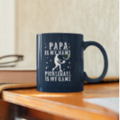 PAPA is mijn naam PICKLEBALL is mijn spelcadeau vo Tweekleurige Koffiemok