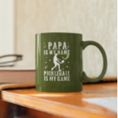 PAPA is mijn naam PICKLEBALL is mijn spelcadeau vo Tweekleurige Koffiemok