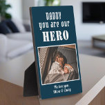 Papa je bent Hero Blue Father Day Foto Fotoplaat<br><div class="desc">Papa je bent Hero Blue Father's Day Family Photo plaque. Van dochter of zoon tot de speciale held in hun leven. Voeg uw foto en naam toe. Je kunt papa veranderen in papa,  papa,  pap...  Een perfect cadeau en een cadeau van een lieve Vader voor papa.</div>