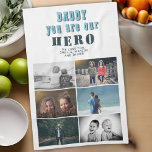 Papa je bent onze Hero 6 Foto Collage Theedoek<br><div class="desc">Papa je bent onze Hero 6 Foto Collage Vader's Day Kitchen Towel. Turquoise moderne typografie. Voeg 6 foto's toe. Je kunt papa veranderen in papa,  papa,  pap...  Een schattig keukencadeau en een liefje voor vaderdag,  verjaardag of Kerstmis.</div>