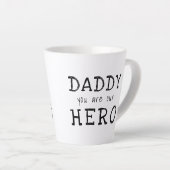 Papa, jij bent onze Held Typografie Vaderdag Latte Mok (Rechterhoek)