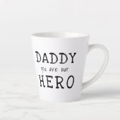 Papa, jij bent onze Held Typografie Vaderdag Latte Mok (Rechts)