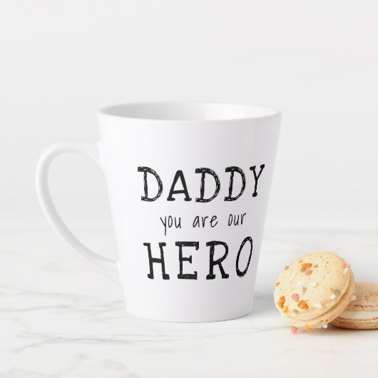 Papa, jij bent onze Held Typografie Vaderdag Latte Mok (In situ)