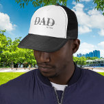 Papa met Kinder namen Jaar Trucker Pet<br><div class="desc">Papa Trucker Hat waar je de namen van de kleine kunt toevoegen en het jaar dat de ontvanger een vader werd. Overeenkomende objecten beschikbaar. Uitstekend geschenk voor vaderdag of een speciale gelegenheid.</div>