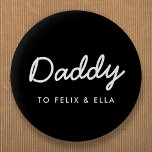 papa | Moderne Kinder Names Vaderdag Black Ronde Button 5,7 Cm<br><div class="desc">Eenvoudig,  stijlvol,  aangepast papa citeert kunstontwerp in een hedendaagse handgeschreven manuscripttypografie in een moderne minimalistische stijl op een zwarte achtergrond die gemakkelijk met uw kinder naam of persoonlijk bericht kan worden gepersonaliseerd. Het perfecte cadeau voor je speciale vader op zijn verjaardag,  vaderdag of gewoon omdat hij rockt!</div>