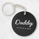 papa | Moderne Kinder Names Vaderdag Black Sleutelhanger<br><div class="desc">Eenvoudig,  stijlvol,  aangepast papa citeert kunstontwerp in een hedendaagse handgeschreven manuscripttypografie in een moderne minimalistische stijl op een zwarte achtergrond die gemakkelijk met uw kinder naam of persoonlijk bericht kan worden gepersonaliseerd. Het perfecte cadeau voor je speciale vader op zijn verjaardag,  vaderdag of gewoon omdat hij rockt!</div>